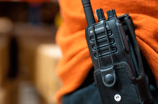 Radio Mototrbo Motorola solutions con accesorio.