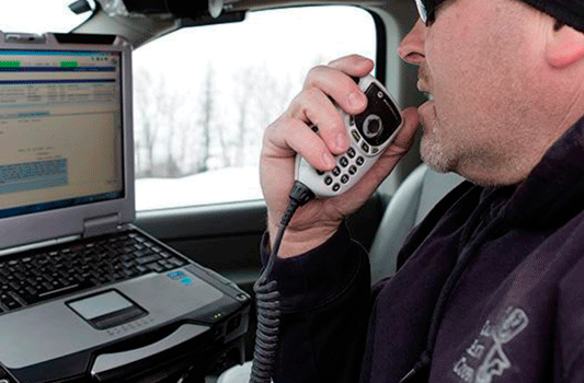 Radio de comunicación móvil Motorbo en uso