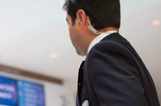 Empleado de seguridad con su Kit de vigilancia Motorola Solutions