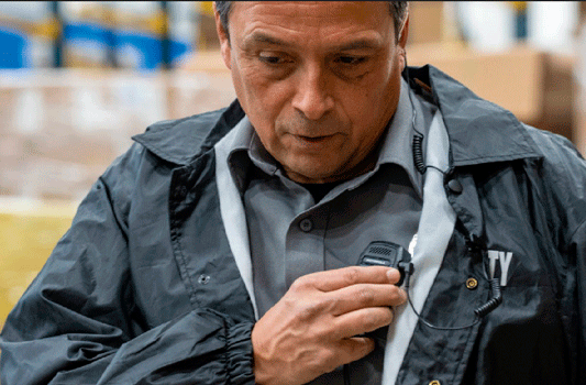 Trabajador comunicandose correctamente con una radio portátil Motorola